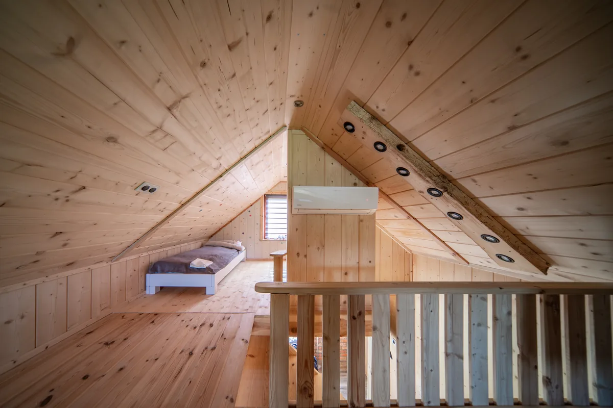 Antresola z drewnianą balustradą — Dobra Chata